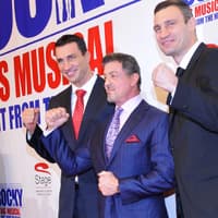 Drei Mega-Stars in Hamburg: Am Sonntagabend feierten Die Boxerbrüder Wladimir und Vitali Klitschko sowie Hollywood-Legende Sylvester Stallone die Weltpremiere des Musicals "Rocky  Fight From The Heart"