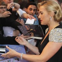 Die wartenden Fans wurden belohnt: Kate Winslet gab fleißig Autogramme