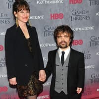 Der HBO-Serienhit "Game of Thrones" geht in die vierte Runde! In New York City versammelte sich der Cast zur Premiere. Peter Dinklage (Tyrion Lannister) kam mit seiner Lebensgefährtin, der Theaterregisseurin Eirca Schmidt