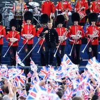 Er eröffnete das Konzert mit einer spektakulären Show: Robbie Williams