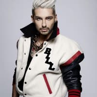 Bill Kaulitz: Sein Look hat sich verändert - aber auffällig bleibt er  noch immer. Der Sänger trägt nun platinblonde Haare und Dreitagebart -  dafür ist das kräftige Augen-Make-Up Vergangenheit