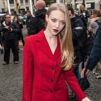 It's Fashion Time! In Paris reiht sich eine Designershow an die nächste - und auch die Promis lassen nicht lange auf sich warten. OK! hat die besten Bilder! Dramatisch: Amanda Seyfried in einem roten Zweiteiler und dunkelroten Lippen