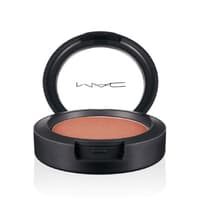 Anschließend zaubert Nicole mit einem Blush einen Glow auf die Wangen. Das bronzefarbene Rouge etwas unterhalb des Wangenknochens auftragen, das schmälert das Gesicht. "Office Hours Pro Longwear Blush Eternal Sun" von MAC, ca. 25 Euro