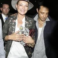 Morgen (01.07.2011) startet die mehrtägige Hochzeitsmarathon von Kate Moss und Jamie Hince. Die beiden zelebrieren ihre Hochzeit weniger als einfacher Feier als als ein Festival