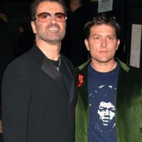 Auch eine Trennung 2011: George Michael und sein langjähriger Partner Kenny Goss gehen bereits seit zweieinhalb Jahren getrennte Wege. Doch erst im August 2011 rückte der Sänger mit der Sprache raus. Einer der Gründe für die Trennung, sei Goss’ Alkoholsucht gewesen