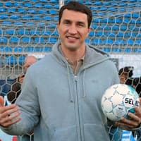 Teamchef Wladimir Klitschko hatte zum Benefiz-Fußballspiel "Klitschko & Friends meets Becker & Friends" geladen