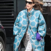 Na, wen haben wir denn da? Auch eine Stilikone greift mal daneben. Hier zeigt sich Sarah Jessica Parker ganz unglamourös im Ikea-Gedächtnis-Look. Auweia!