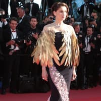 Laetitia Casta erinnert mit ihrem Feder-Cape an den römischen König Cäsar