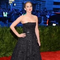 Die Fashion-Oscars wurden am Montagabend, 6. Mai 2013, in New York gefeiert. Dort gaben sich die Superstars in den schönsten Designer-Roben die Ehre. OK! zeigt die Tops und Flops der MET Gala 2013! Oscar-Preisträgerin Jennifer Lawrence setzte auf Schwarz mit Christian Dior