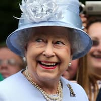 Ob er sich das linke Händchen von seiner Oma, Queen Elizabeth II, abgeguckt hat? Die macht's nämlich auch mit links! Dass die Linkshändigkeit vererbt wird, ist allerdings nur ein Mythos