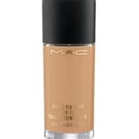 Als Basis für diesen Look verwendet die 31-Jährige eine gute Foundation. "Studio Fix Fluid Foundation" von Mac, 30ml ca. 29 Euro