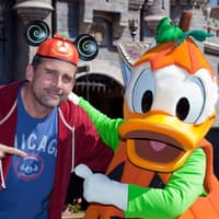 US-Comedian Steve Carell schnappte sich Donald Duck für ein kurzes Fotoshooting