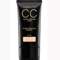 Emmas Haut ist schon von Natur aus sehr fein und ebenmäßig. Leicht deckende CC-Creams ("CC" für "Color Corrrector") gleichen kleinere Makel aus und bringen die Haut toll zum Stahlen. "CC Color Correcting Cream" von Max Factor, ca. 12 Euro.