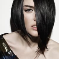 Blickfang: Lange Konturen -  Diese moderne Bob-Variante von Schwarzkopf steht ganz im Asia-Trend und eignet sich super für schweres, dickes Haar. Die Konturen bleiben extrem lang, auch im Nacken, der in dieser Saison nicht ausrasiert wird. Für den aalglatten Look helfen Glätteisen und Glanzspray.