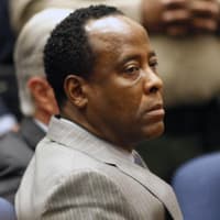 Ebenfalls tragisch: Der Prozess um Michael Jacksons Leibarzt Dr. Conrad Murray. Er wurde am 29.11.2011 für schuldig gesprochen, den King of Pop fahrlässig mit einer Überdosis Propophol getötet zu haben. Das Strafmaß: Vier Jahre Haft ohne Bewährung