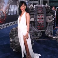 Rihanna feiert in dem Abenteuerfilm "Battleship" ihr Schauspiel-Debüt. Auf der Premiere posierte sie für die Fotografen