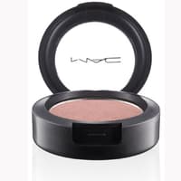 Juliannes Augen Make-up ist sehr dezent.´ Ein zarter Rosé-Ton wird auf das beweglichen Lid gesetzt. "Office Hours Pro Longwear Eyeshadow - Bloom On" von Mac, ca. 23 Euro