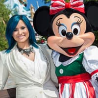 Demi Lovato (mit blauer Mähne) und Minnie Mouse strahlen um die Wette. Sie treten gemeinsam bei der alljährlichen "Disney Christmas Day Parade" auf