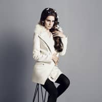 Die 26-jährige Sängerin Lana Del Rey spielt in der aktuellen Werbekampagne für H&M Model und präsentiert die neue Wintermode