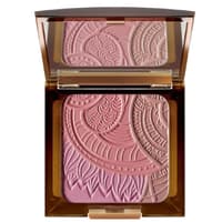 Für eine rosige Wangenfarbe verwendet das Topmodel ein Rouge. Zum Beispiel den "Bronzing Glow Blusher" von Artdeco, ca. 20 Euro