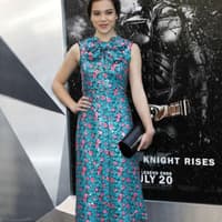 Wer schon jetzt den Frühling einläuten möchte, macht es wie Nachwuchstalent Hailee Steinfeld auf der Premiere von "The Dark Knight Rises" in New York, die ein glänzendes Blumenkleid aus der Kollektion von Marc Jacobs trug.