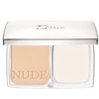 Junge Haut ist meist etwas ölig. Deshalb ein Kompakt-Make-up verwenden, das den Teint leicht mattiert. "Diorskin Nude Compact 022 Camée" von Dior, ca. 53 Euro