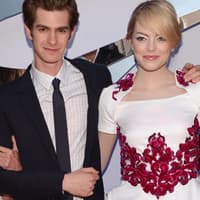 Bei den Dreharbeiten zu "Spider Man" hat es gefunkt, nun promoten Hauptdarsteller Andrew Garfield und seine Freundin Emma Stone den neuen Hollywood-Streifen - und machen auch auf dem Roten Teppich in Los Angeles eine richtig gute Figur