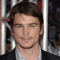 Die Liste der Damen, mit denen der 1,91-Meter-Mann Affären hatte, liest sich wie die Besetzungsliste eines Hollywood-Films: Scarlett Johansson, Penélope Cruz, Helena Christensen ... Dabei ist Josh Hartnett gar kein Herzensbrecher: "Bevor ich das von anderen breche, habe ich lieber selbst ein gebrochenes Herz"