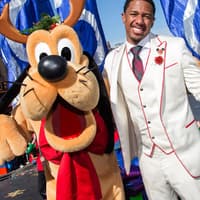 Nick Cannon (Ehemann von Mariah Carey) geht mit Pluto Gassi