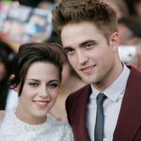 Schon seit über zwei Jahren wird gemunkelt, dass es nicht nur vor der Kamera gefunkt hat. Und tatsächlich sind Kristen Stewart und Robert Pattinson ein Paar. Die beiden waren auch am Set unzertrennlich. Das muss Liebe sein!