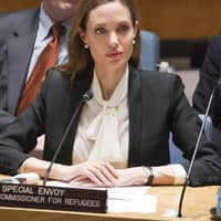 Juni 2013: Angelina Jolie beklagt vor dem  UN-Sicherheitsrat, dass Vergewaltigungen in Kriegszonen noch nicht als  wichtiges Thema wahrgenommen würden