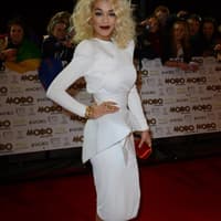 Sängerin Rita Ora in einem extrem schulterbetonten Kleid von DSquared2 ...