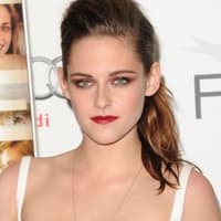 Mit auffälligem Make-up, Balenciaga-Outfit und Louboutin Schuhen war Kristen Stewart auf der Filmpremiere ihres neuen Films "On the Road" wieder einmal der Hingucker des Abends. Wie Sie den Look nachschminken können, verrät Ihnen OK!...