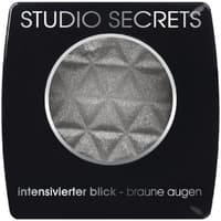 Auf den Lidern trägt die Amerikanerin einen grauen Schimmerlidschatten. "Studio Secrets Professional Lidschatten 571" von L'Oréal Paris, ca. 10 Euro