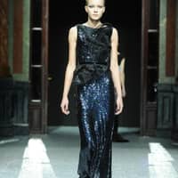 Feminin, opulent und extravagant  so kennen und lieben wir die Designs von Adrian Runhof und Johnny Talbot. Das Designer-Duo zeigte in Paris spektakuläre Abendroben