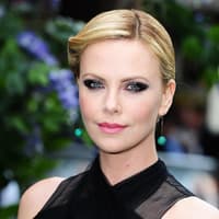 Im Film spielt sie die böse Hexe - gestern jedoch beeindruckte Charlize Theron mit betörender Schönheit