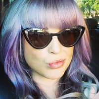 Ui, das kann sich richtig sehen lassen! Kelly Osbourne hat sich einen Bettie Page-Gedächtnispony schneiden lassen. Sie ist begeistert: "Was denkt ihr? Ich liebe ihn!"