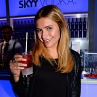 Promis tauschen Klamotten für die Aidshilfe: Beim "Skyy Vodka Swap Market" am 24. August 2012 feilschten und feierten Stars im Berliner "Café Moskau" für den guten Zweck. Auch Sophia Thomalla war dabei