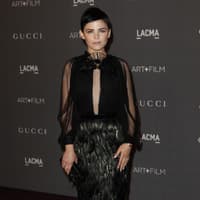 Raus aus den Federn? Von wegen! Ginnifer Goodwin machte es vor: Bei einer Filmgala trug die Schauspielerin ein mit Federn besetztes Ensemble von Gucci.