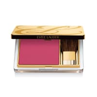 Jetzt ein Hauch beerenfarbenes Rouge entlang der Wangenknochen aufstäuben. "Pure Color Blush Custom Collection by Tom Pecheux Fearless" von Estée Lauder, limitiert, ca. 38 Euro