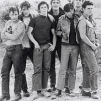 Der große Durchbruch im Jahr 1983: Patrick Swayze (2.v.r.) wird durch seine Rolle in dem Film "The Outsiders" berühmt. In dem Drama spielt er an der Seite von Tom Cruise und Matt Dillon