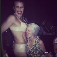 Die "Model-Oma" geht sogar auf Tuchfühlung mit Miley... äh... Perez Hilton!