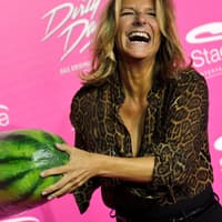 Kim Fisher freut sich, weil sie eine Melone trägt