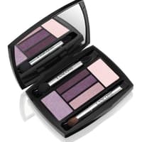 Auf den Lidern hat die 26-Jährige einen leicht glitzernen Lidschatten in Rosa. Die Lidschatten-Palette "HypnÃ´se Reflet d'Amethyste" vereint gleich mehrere Lila -und Rosa-Töne in Einem. Von LancÃ´me, ca. 49 Euro