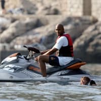 Sport muss sein: Beyoncé schwimmt neben dem Jet-Ski