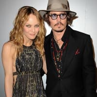 Seit 1998 waren Johnny Depp und Vanessa Paradis ein Paar und lebten mit ihren Kindern Lily-Rose und Jack zurückgezogen in Frankreich. Im Juni folgte dann die offizielle Trennung