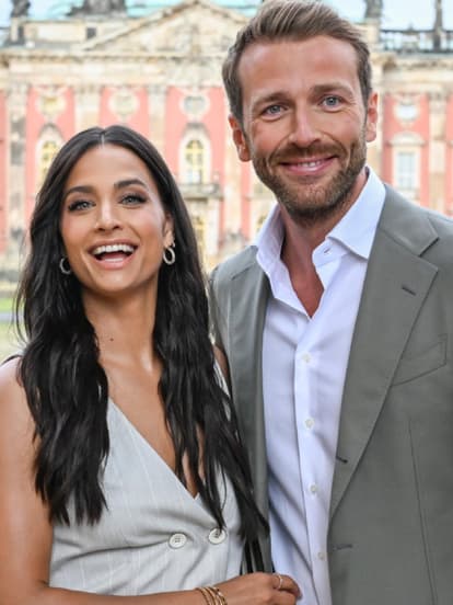 Amira Pocher und Christian Düren lächeln Arm in Arm