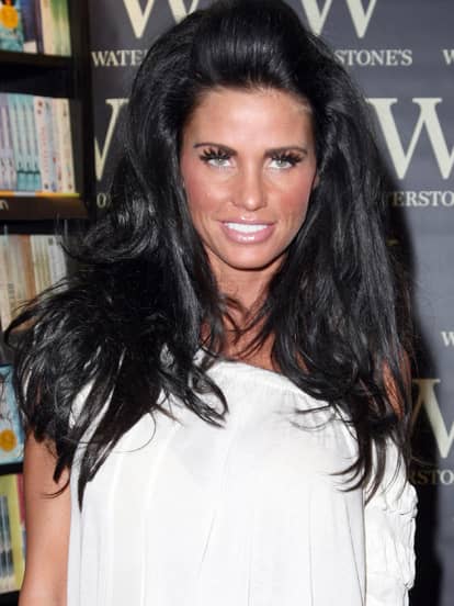 Katie Price mit schwarzen Haaren und stark geschminkt