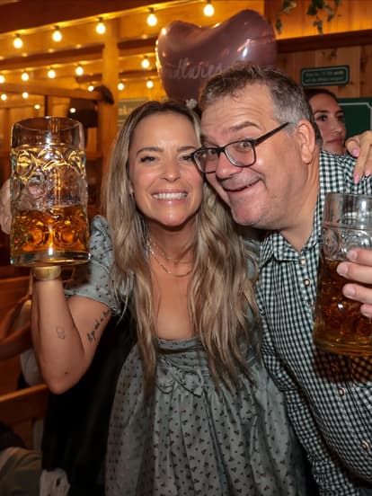 Stars auf dem Münchner Oktoberfest 2024: Marina Hörmanseder und Elton 