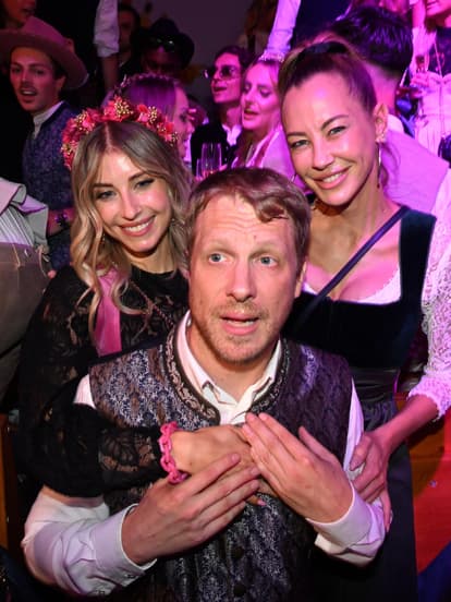 Oktoberfest 2024: Wiesn-Bummel von Cathy Hummels mit Oliver Pocher und Sandy Meyer-Wölden